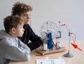Przykładowe wykorzystanie statywu izolacyjnego w połączeniu z młynkiem Franklina oraz maszyną elektrostatyczną