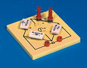 Mostek oporowy Wheatston'a na podstawce