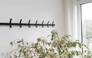 Wieszak ścienny metalowy  L-1500 / rura metalowa /