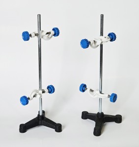 Zestaw  statywów laboratoryjnych trójnożnych z prętem i łącznikami