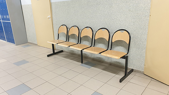 Ławka korytarzowa z oparciem szkolna 5-os.