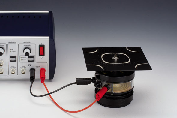 Wibrator elektromechaniczny w zestawieniu z płytką rezonansową oraz generatorem funkcyjnym