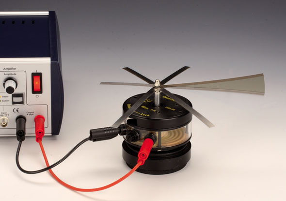 Wibrator elektromechaniczny w zestawieniu z generatorem funkcyjnym oraz sprężynami płaskimi