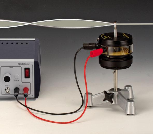 Wibrator elektromechaniczny w zestawieniu z linką gumową oraz generatorem funkcyjnym